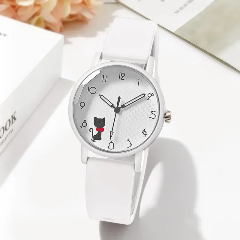 Relógio feminino de quartzo com mostrador de gatinho fofo e pulseira de silicone, ideal para esportes e para presente de aniversário.
Cute Girl Quartz Watch Lovely Cat Dial Silicone Strap Women Wristwatches Sport Ladies Watches Relógio Feminino Birthday Gift