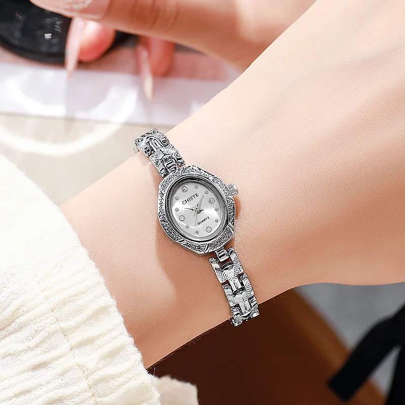 Relógio de pulso feminino de luxo com pulseira dourada, relógio de quartzo de alta qualidade, relógio feminino da moda, relógio feminino, relógio feminino, relógio feminino
High Quality Luxury Quartz Watch Gold Bracelet Wristwatch Women Watches Fashion Female Clock Reloj Mujer Relógio Feminino - Imagem 2